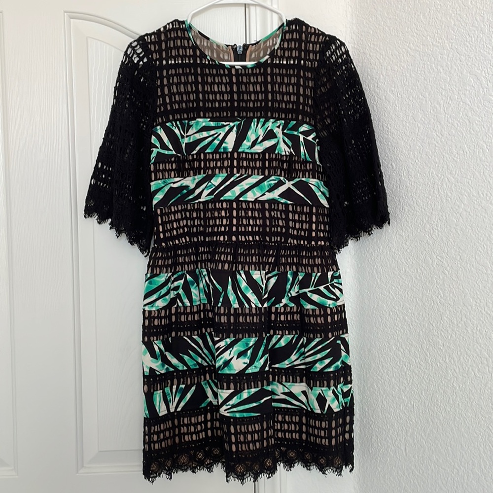 Women’s lace sleeve dress
